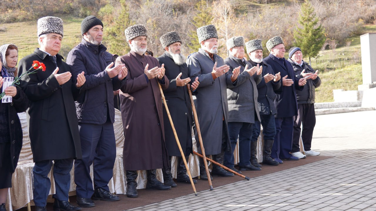 На территории Мемориального комплекса памяти жертв депортации карачаевского народа состоялось траурное мероприятие, приуроченное к 82-й годовщине этого трагического события На территории Мемориального комплекса памяти жертв депортации карачаевского народа состоялось траурное мероприятие, приуроченное к 82-й годовщине этого трагического события
