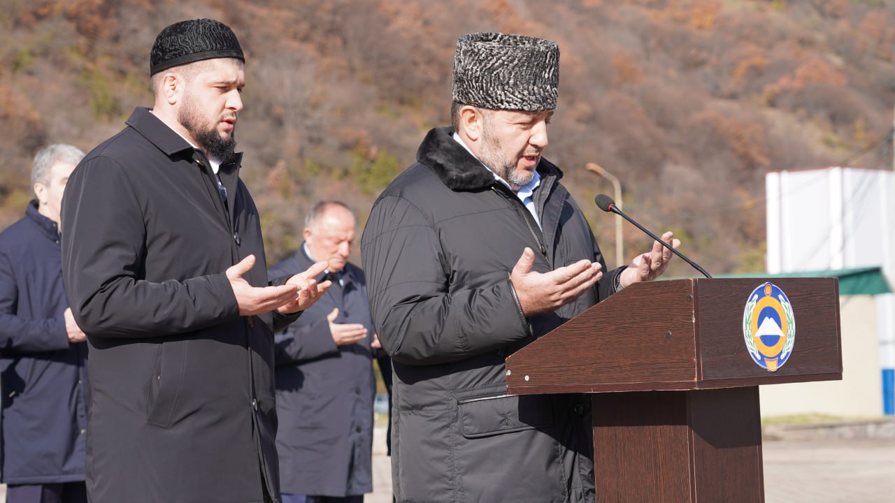 На территории Мемориального комплекса памяти жертв депортации карачаевского народа состоялось траурное мероприятие, приуроченное к 82-й годовщине этого трагического события На территории Мемориального комплекса памяти жертв депортации карачаевского народа состоялось траурное мероприятие, приуроченное к 82-й годовщине этого трагического события