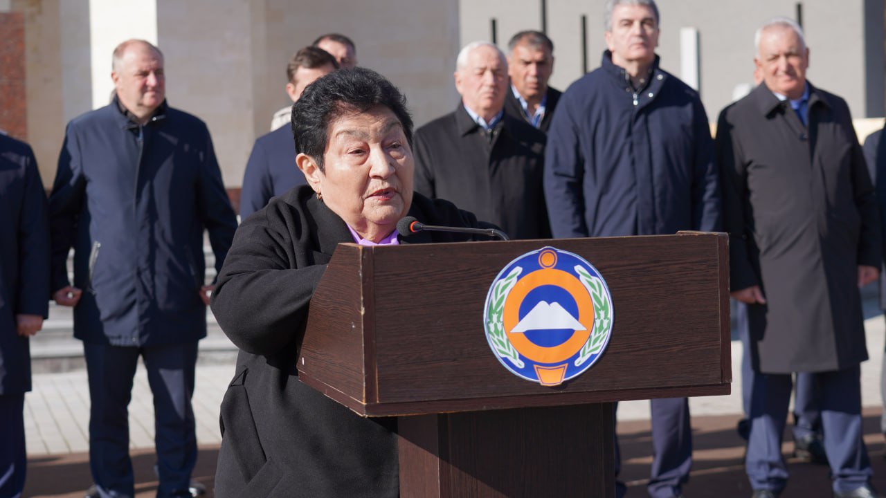 На территории Мемориального комплекса памяти жертв депортации карачаевского народа состоялось траурное мероприятие, приуроченное к 82-й годовщине этого трагического события На территории Мемориального комплекса памяти жертв депортации карачаевского народа состоялось траурное мероприятие, приуроченное к 82-й годовщине этого трагического события