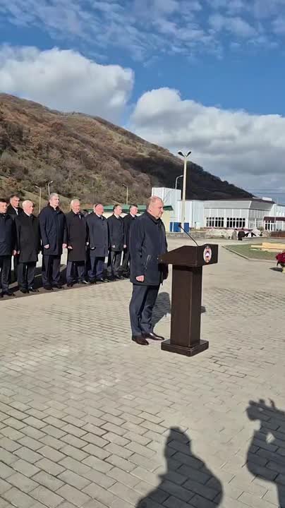 В Карачаевске, у Мемориального комплекса жертвам депортации карачаевского народа, проходит траурный митинг, жители республики собрались, чтобы почтить память тех, кто не вернулся из ссылки в Среднюю Азию