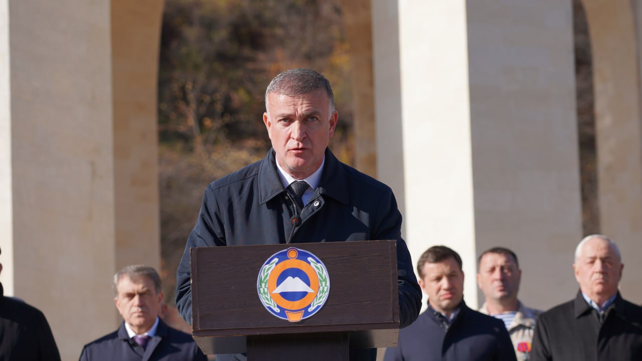 На территории Мемориального комплекса памяти жертв депортации карачаевского народа состоялось траурное мероприятие, приуроченное к 82-й годовщине этого трагического события На территории Мемориального комплекса памяти жертв депортации карачаевского народа состоялось траурное мероприятие, приуроченное к 82-й годовщине этого трагического события