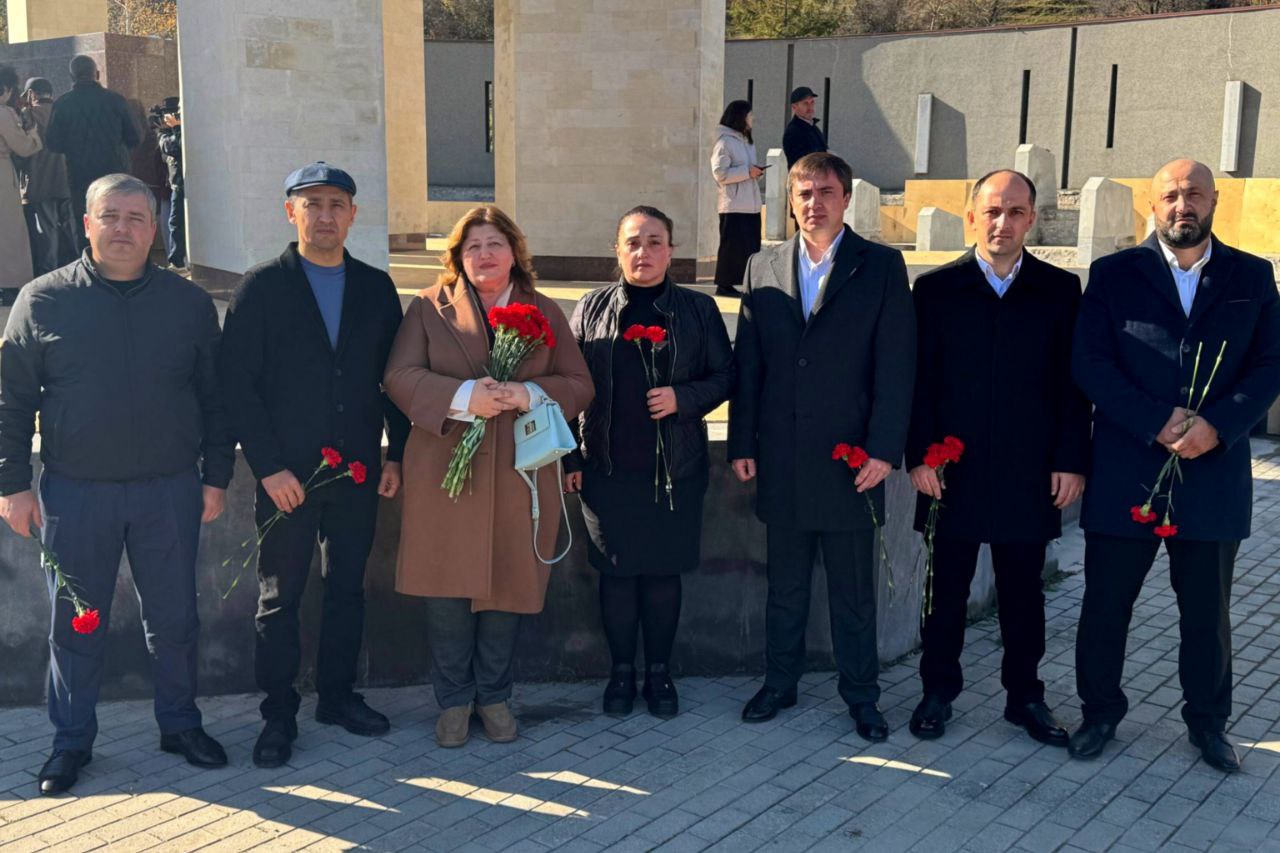 РАБОТНИКИ ИЗБИРАТЕЛЬНЫХ КОМИССИЙ КЧР ПОЧТИЛИ ПАМЯТЬ ЖЕРТВ ДЕПОРТАЦИИ КАРАЧАЕВСКОГО НАРОДА