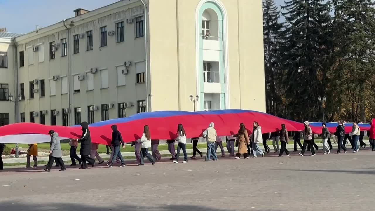 Более 200 юных жителей поздравили Черкесск с важным праздником - Днём народного единства