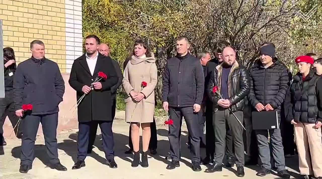 В День народного единства в поселке Кавказском торжественно открыли обновленный сквер