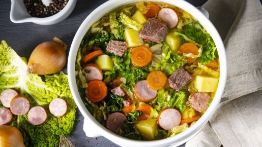 Хитрые хозяйки зажарку для супа делают не на масле: кладут на сковородку это