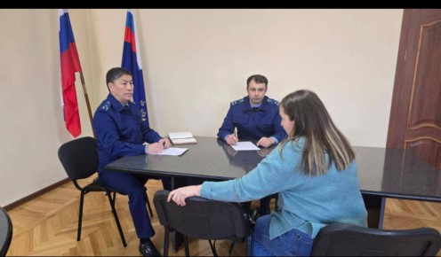 По итогам приема руководства прокуратуры республики будут приняты меры к обустройству тротуара вблизи образовательного учреждения в а.Зеюко