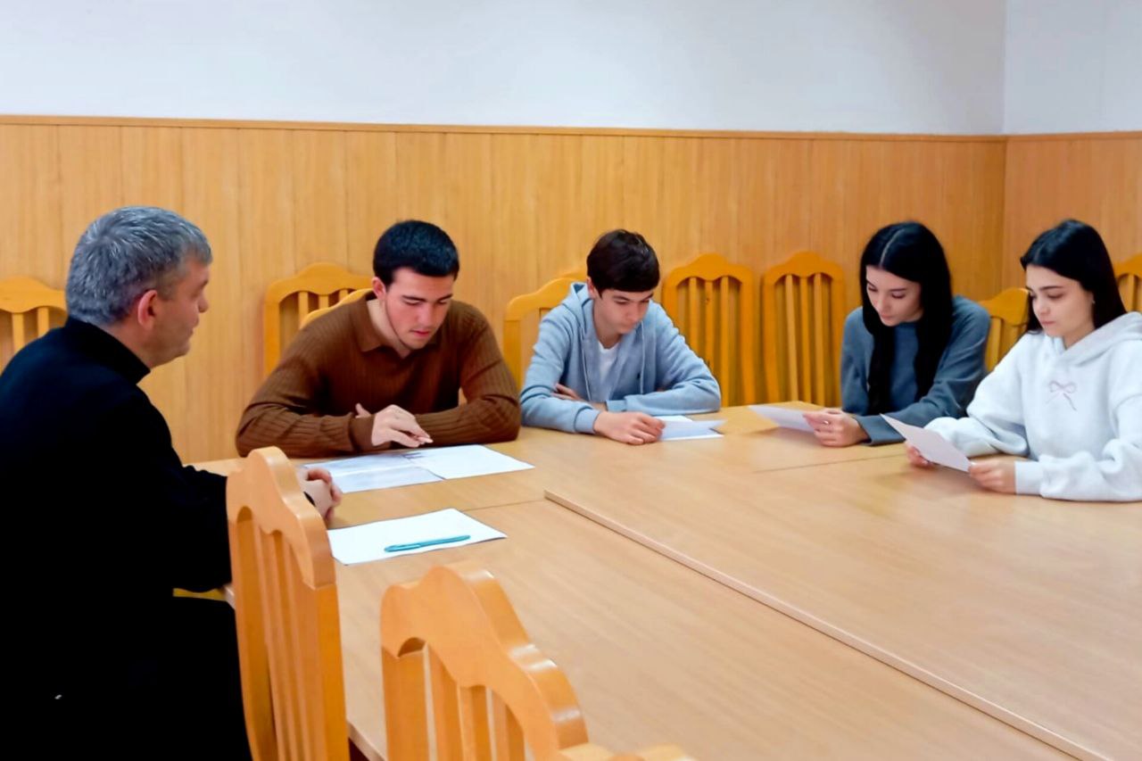 ШКОЛЬНИКИ ИЗ КАРАЧАЕВО-ЧЕРКЕСИИ АКТИВНО ГОТОВЯТСЯ К УЧАСТИЮ В ОЛИМПИАДЕ «СОФИУМ» ШКОЛЬНИКИ ИЗ КАРАЧАЕВО-ЧЕРКЕСИИ АКТИВНО ГОТОВЯТСЯ К УЧАСТИЮ В ОЛИМПИАДЕ «СОФИУМ»