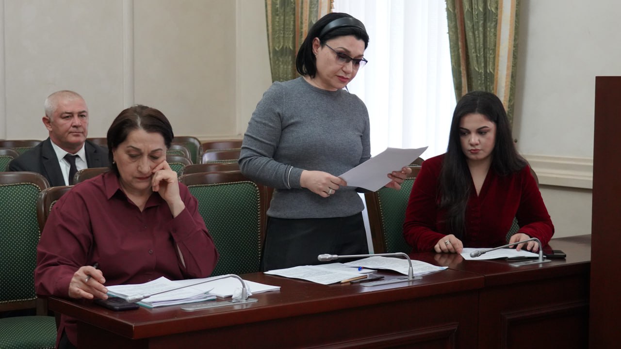 Хасан Хубиев провел заседание Комитета по здравоохранению, социальной политике и спорту, на котором при участии членов Правительства КЧР и ряда ведомств рассмотрели 5 вопросов предстоящей сессии Хасан Хубиев провел заседание Комитета по здравоохранению, социальной политике и спорту, на котором при участии членов Правительства КЧР и ряда ведомств рассмотрели 5 вопросов предстоящей сессии