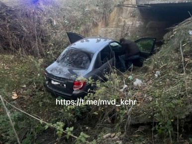 Сотрудники полиции ОМВД России по Малокарачаевскому району устанавливают обстоятельства ДТП с пострадавшими