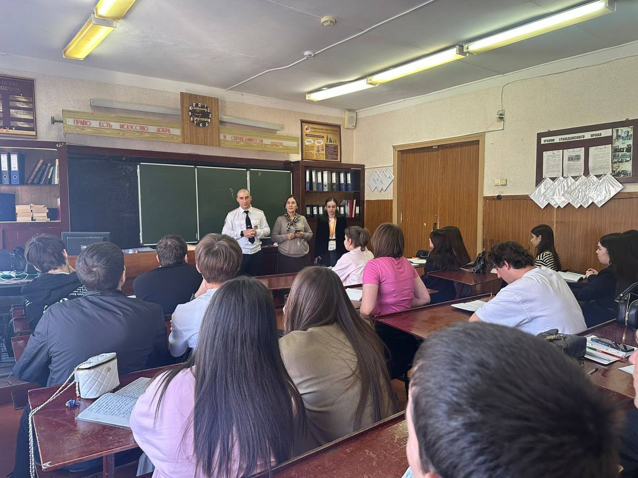 Учащиеся колледжа узнали о работе участкового из первых уст Учащиеся колледжа узнали о работе участкового из первых уст