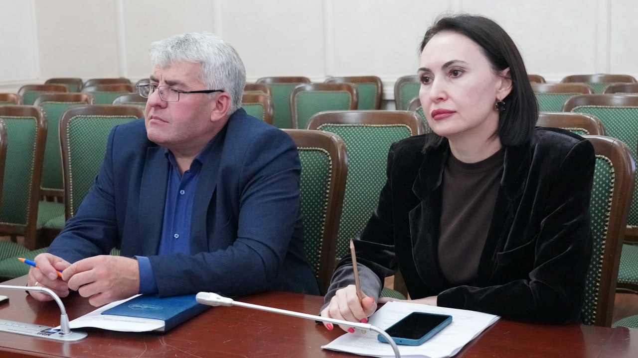 Накануне очередного 15 заседания VII созыва Председатель Народного Собрания Карачаево-Черкесской республики Александр Иванов провел планёрку, на которой рассмотрели повестку сессии Накануне очередного 15 заседания VII созыва Председатель Народного Собрания Карачаево-Черкесской республики Александр Иванов провел планёрку, на которой рассмотрели повестку сессии