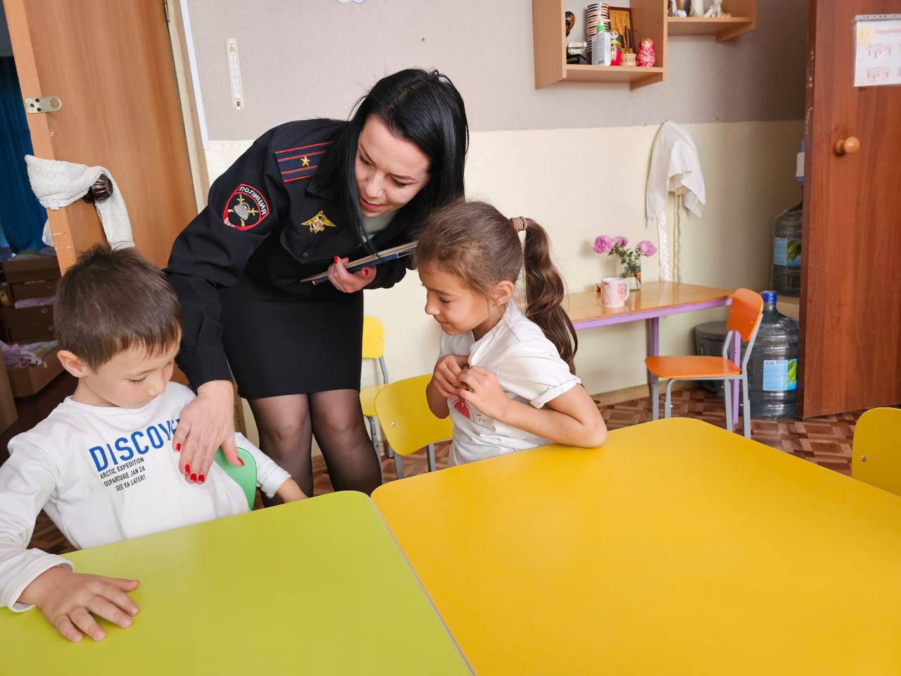 В рамках «Месяца безопасности дорожного движения» сотрудники Госавтоинспекции Отдела МВД России по г. Черкесску провели в средней группе детского сада г.Черкесска «Огонёк» познавательную викторину «Азбука безопасности» В рамках «Месяца безопасности дорожного движения» сотрудники Госавтоинспекции Отдела МВД России по г. Черкесску провели в средней группе детского сада г.Черкесска «Огонёк» познавательную викторину «Азбука безопасности»