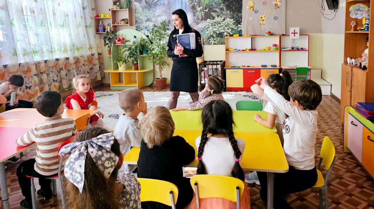 В рамках «Месяца безопасности дорожного движения» в средней группе детского сада г. Черкесска «Огонёк» инспектор по пропаганде безопасности дорожного движения Отдела МВД России по г. Черкесску Елена Галустян провела с детьми... В рамках «Месяца безопасности дорожного движения» в средней группе детского сада г. Черкесска «Огонёк» инспектор по пропаганде безопасности дорожного движения Отдела МВД России по г. Черкесску Елена Галустян провела с детьми...