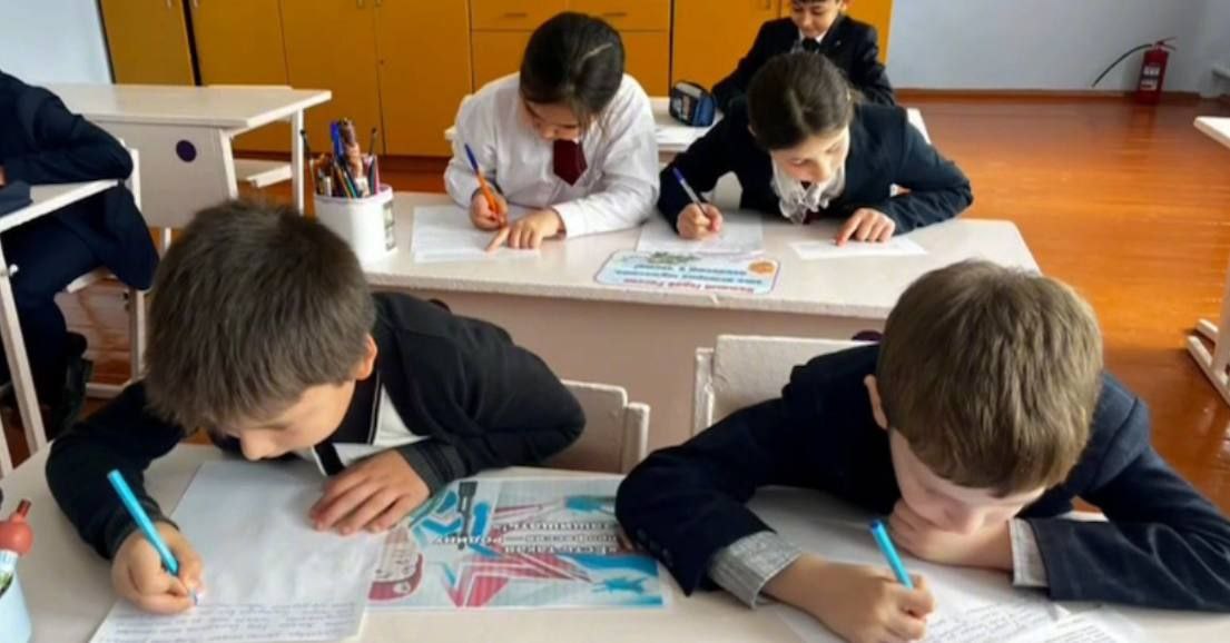 Солдатам с любовью. Ученики школы села Светлое приняли участие в акции «Солдатам с любовью» и подготовили трогательные письма для бойцов, которые несут службу, защищая мир и спокойствие нашей Родины Солдатам с любовью. Ученики школы села Светлое приняли участие в акции «Солдатам с любовью» и подготовили трогательные письма для бойцов, которые несут службу, защищая мир и спокойствие нашей Родины