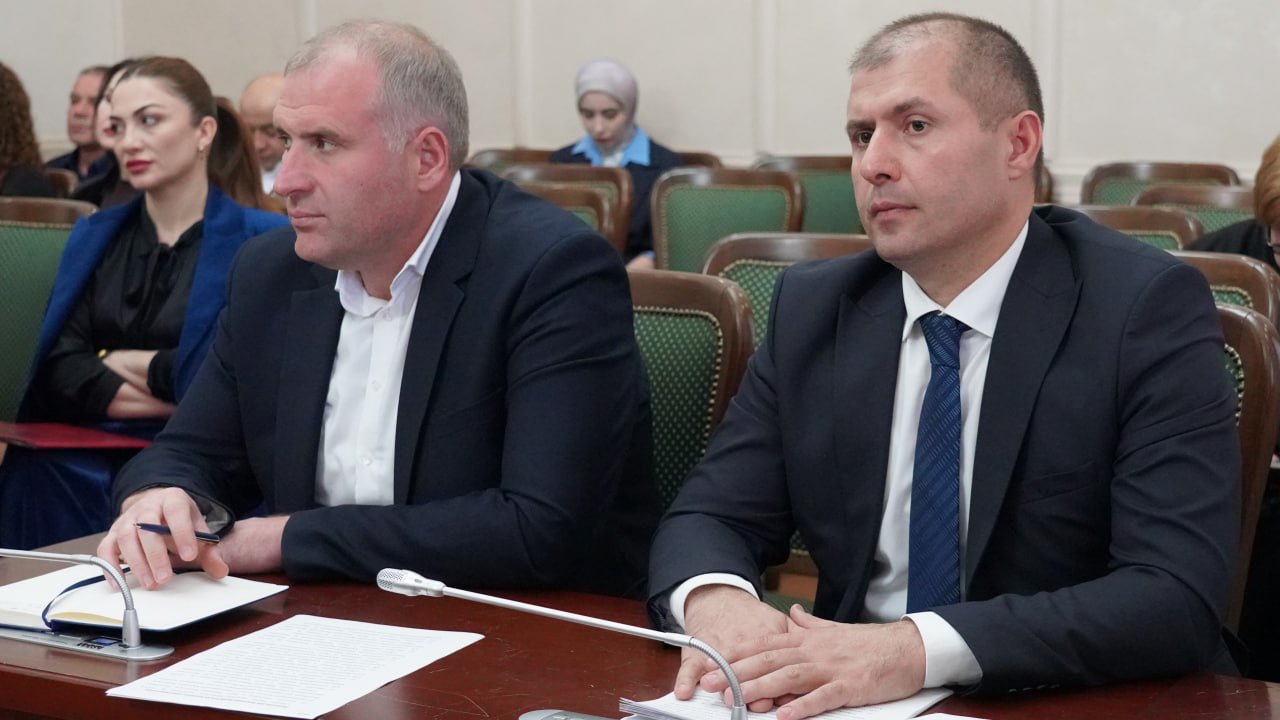 Дахир Мутчаев провел расширенное заседание Комитета по местному самоуправлению, на котором рассмотрели ряд вопросов Дахир Мутчаев провел расширенное заседание Комитета по местному самоуправлению, на котором рассмотрели ряд вопросов