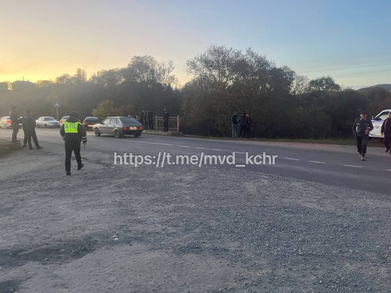 Сотрудники полиции ОМВД России по Малокарачаевскому району устанавливают обстоятельства ДТП с пострадавшими Сотрудники полиции ОМВД России по Малокарачаевскому району устанавливают обстоятельства ДТП с пострадавшими