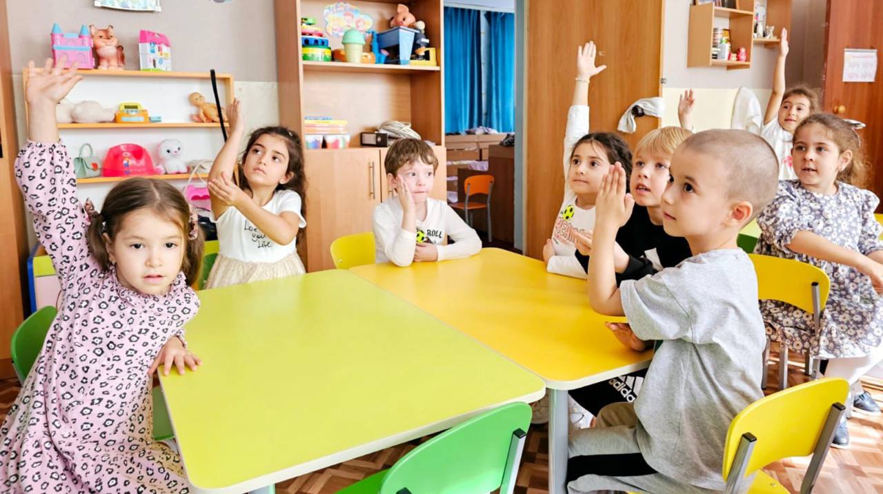 В рамках «Месяца безопасности дорожного движения» в средней группе детского сада г. Черкесска «Огонёк» инспектор по пропаганде безопасности дорожного движения Отдела МВД России по г. Черкесску Елена Галустян провела с детьми... В рамках «Месяца безопасности дорожного движения» в средней группе детского сада г. Черкесска «Огонёк» инспектор по пропаганде безопасности дорожного движения Отдела МВД России по г. Черкесску Елена Галустян провела с детьми...