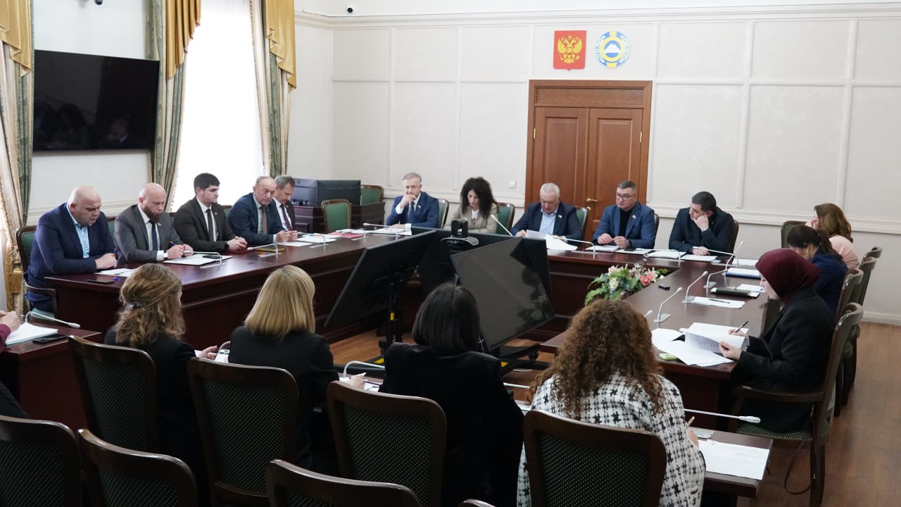 Хасан Хубиев провел заседание Комитета по здравоохранению, социальной политике и спорту, на котором при участии членов Правительства КЧР и ряда ведомств рассмотрели 5 вопросов предстоящей сессии Хасан Хубиев провел заседание Комитета по здравоохранению, социальной политике и спорту, на котором при участии членов Правительства КЧР и ряда ведомств рассмотрели 5 вопросов предстоящей сессии