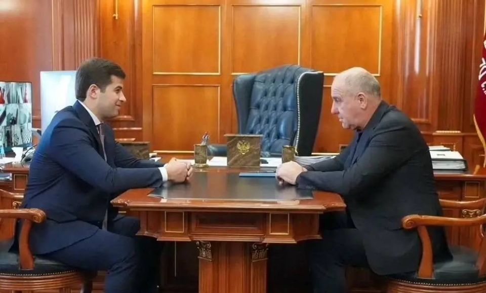 Сегодня Глава КЧР Рашид Темрезов провел рабочую встречу с депутатом Госдумы РФ от Карачаево-Черкесии Солтаном Узденовым, который в рамках региональной депутатской недели работает в республике
