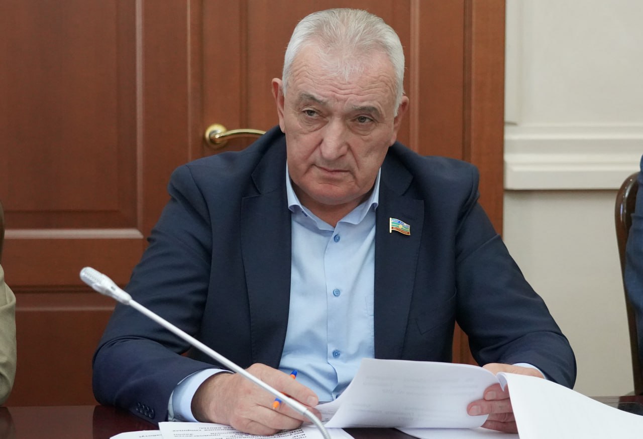 Хасан Хубиев провел заседание Комитета по здравоохранению, социальной политике и спорту, на котором при участии членов Правительства КЧР и ряда ведомств рассмотрели 5 вопросов предстоящей сессии