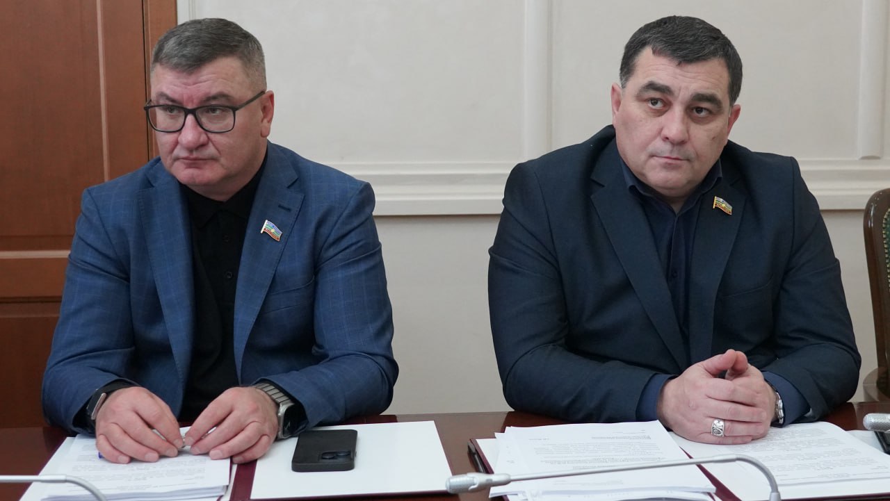 Хасан Хубиев провел заседание Комитета по здравоохранению, социальной политике и спорту, на котором при участии членов Правительства КЧР и ряда ведомств рассмотрели 5 вопросов предстоящей сессии Хасан Хубиев провел заседание Комитета по здравоохранению, социальной политике и спорту, на котором при участии членов Правительства КЧР и ряда ведомств рассмотрели 5 вопросов предстоящей сессии