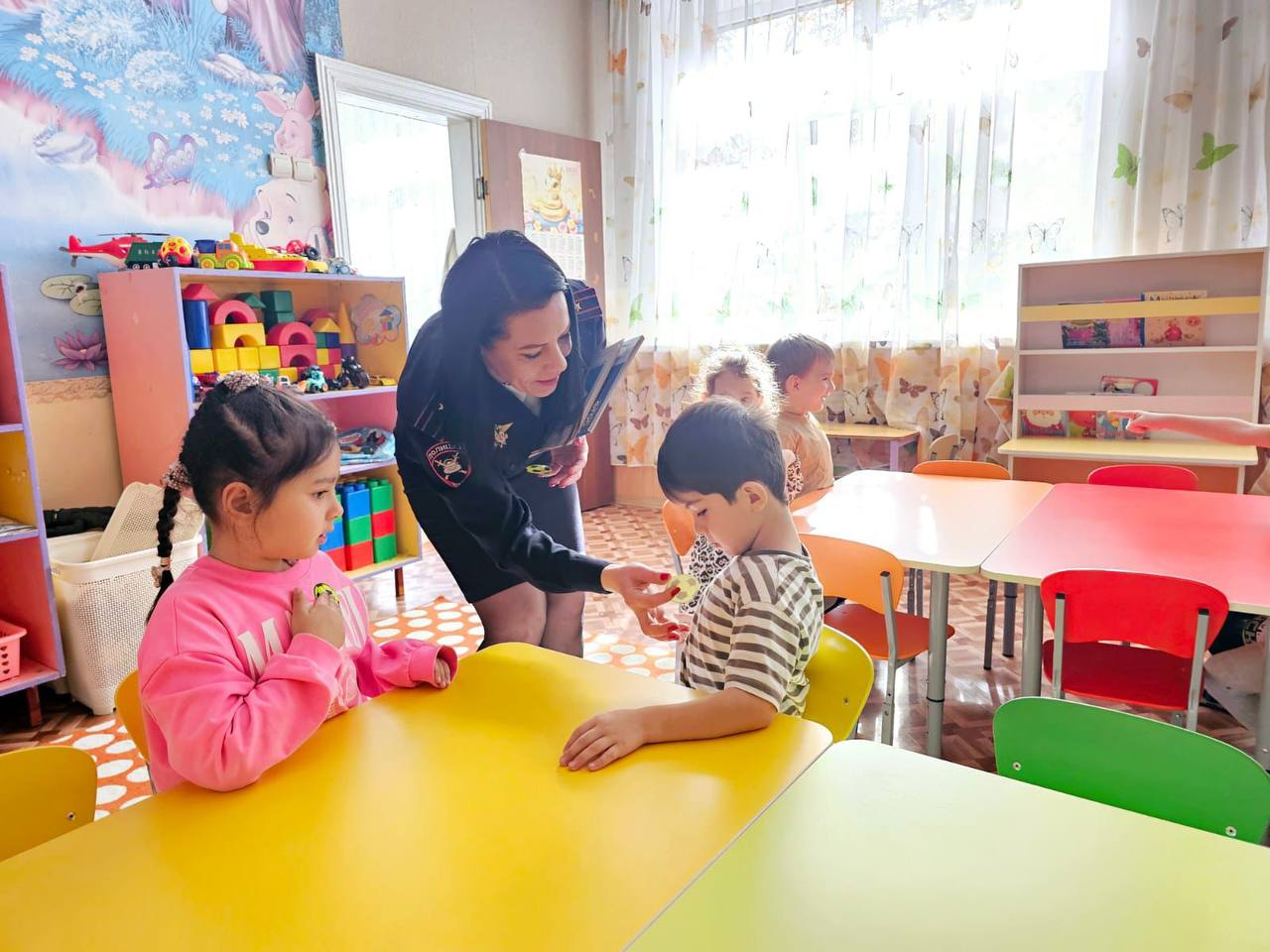 В рамках «Месяца безопасности дорожного движения» сотрудники Госавтоинспекции Отдела МВД России по г. Черкесску провели в средней группе детского сада г.Черкесска «Огонёк» познавательную викторину «Азбука безопасности» В рамках «Месяца безопасности дорожного движения» сотрудники Госавтоинспекции Отдела МВД России по г. Черкесску провели в средней группе детского сада г.Черкесска «Огонёк» познавательную викторину «Азбука безопасности»