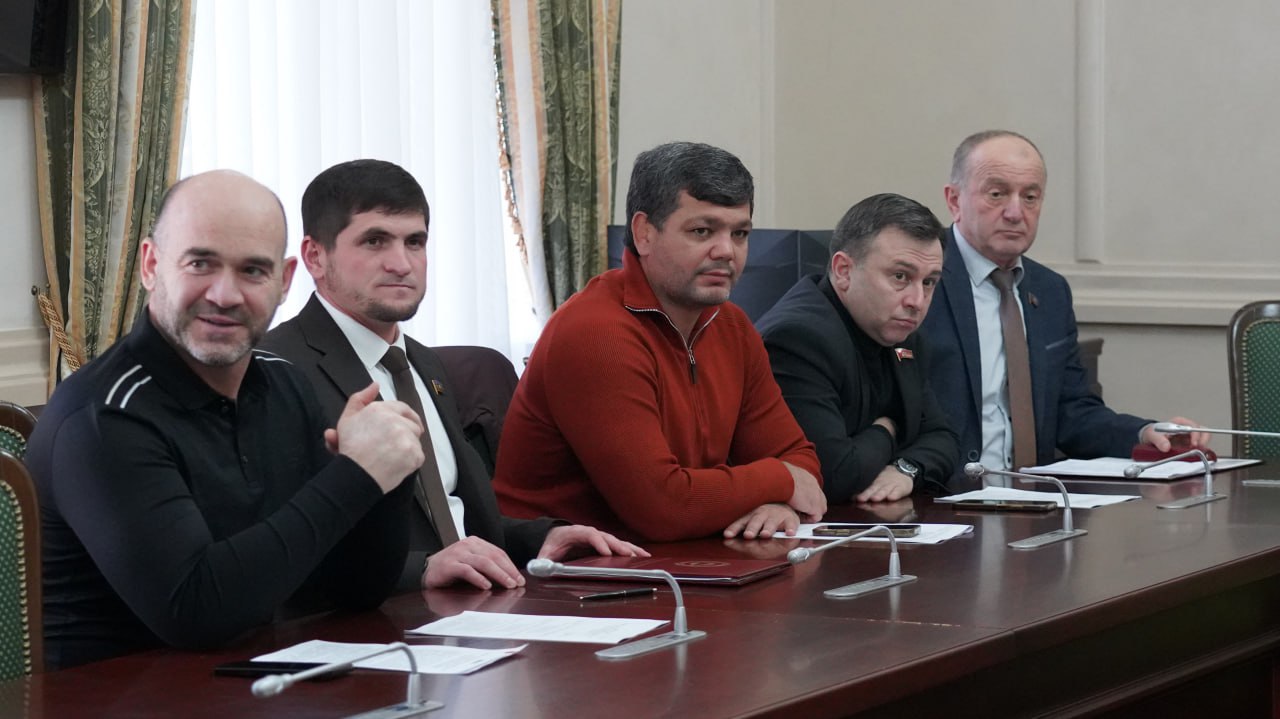 Накануне очередного 15 заседания VII созыва Председатель Народного Собрания Карачаево-Черкесской республики Александр Иванов провел планёрку, на которой рассмотрели повестку сессии Накануне очередного 15 заседания VII созыва Председатель Народного Собрания Карачаево-Черкесской республики Александр Иванов провел планёрку, на которой рассмотрели повестку сессии