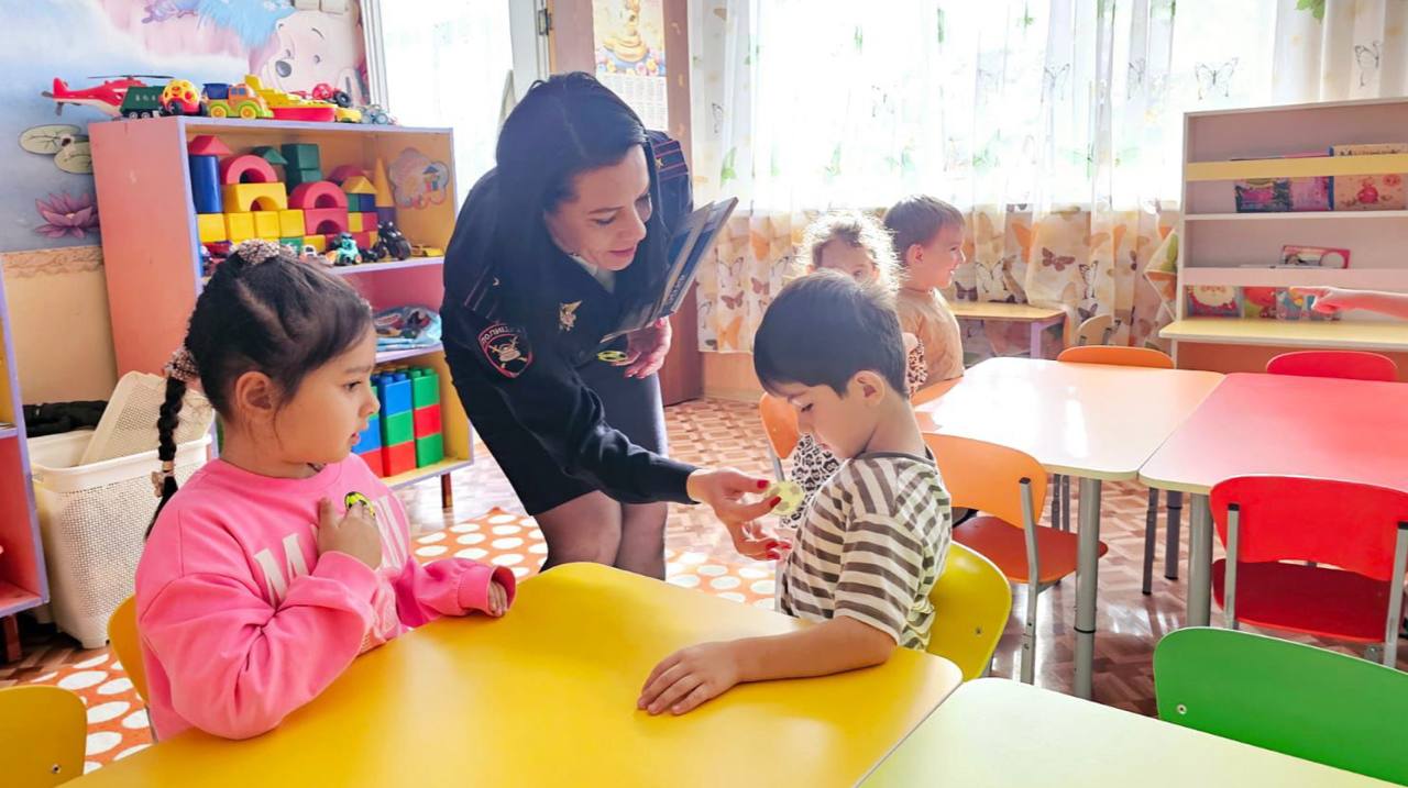 В рамках «Месяца безопасности дорожного движения» в средней группе детского сада г. Черкесска «Огонёк» инспектор по пропаганде безопасности дорожного движения Отдела МВД России по г. Черкесску Елена Галустян провела с детьми... В рамках «Месяца безопасности дорожного движения» в средней группе детского сада г. Черкесска «Огонёк» инспектор по пропаганде безопасности дорожного движения Отдела МВД России по г. Черкесску Елена Галустян провела с детьми...