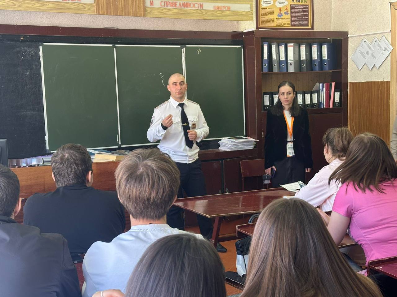 Учащиеся колледжа узнали о работе участкового из первых уст Учащиеся колледжа узнали о работе участкового из первых уст