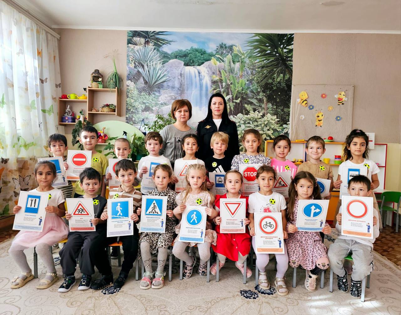 В рамках «Месяца безопасности дорожного движения» сотрудники Госавтоинспекции Отдела МВД России по г. Черкесску провели в средней группе детского сада г.Черкесска «Огонёк» познавательную викторину «Азбука безопасности» В рамках «Месяца безопасности дорожного движения» сотрудники Госавтоинспекции Отдела МВД России по г. Черкесску провели в средней группе детского сада г.Черкесска «Огонёк» познавательную викторину «Азбука безопасности»