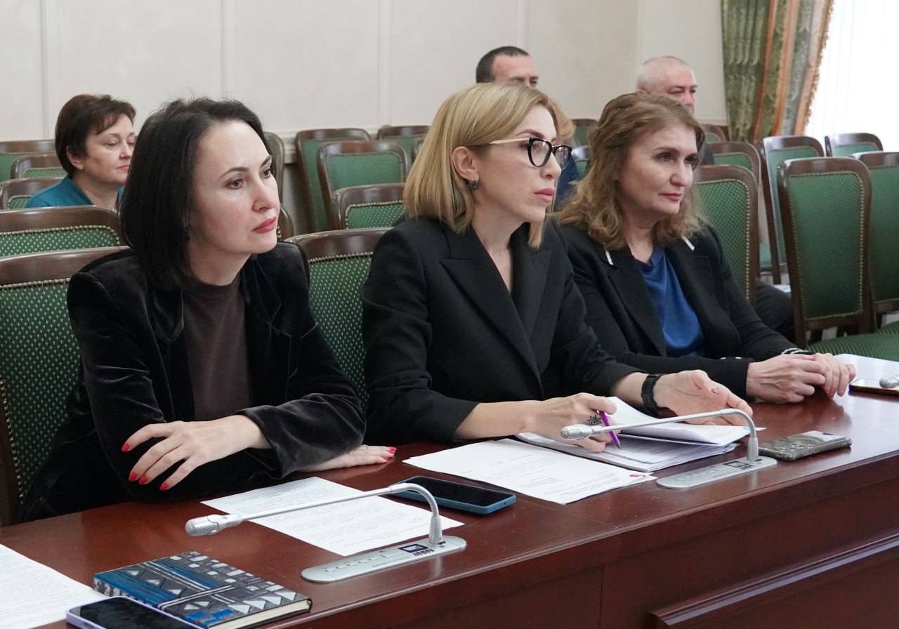 Хасан Хубиев провел заседание Комитета по здравоохранению, социальной политике и спорту, на котором при участии членов Правительства КЧР и ряда ведомств рассмотрели 5 вопросов предстоящей сессии Хасан Хубиев провел заседание Комитета по здравоохранению, социальной политике и спорту, на котором при участии членов Правительства КЧР и ряда ведомств рассмотрели 5 вопросов предстоящей сессии