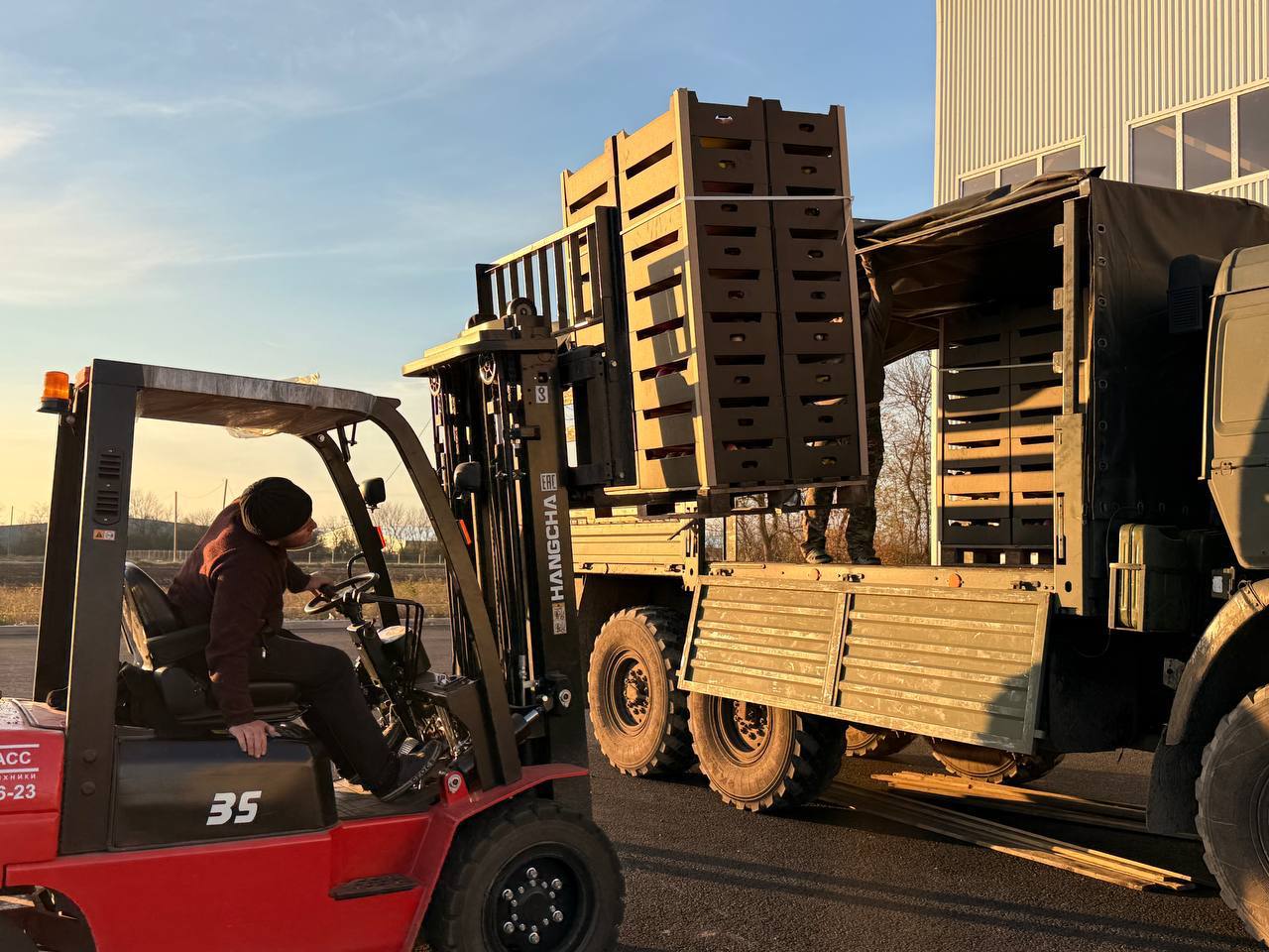 Очередную партию гуманитарного груза отправили из Карачаево-Черкесии в зону проведения специальной военной операции Очередную партию гуманитарного груза отправили из Карачаево-Черкесии в зону проведения специальной военной операции