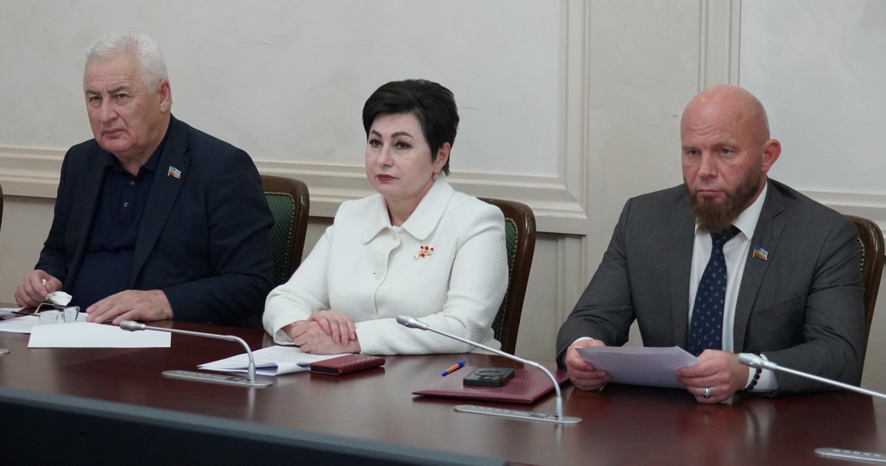 Накануне очередного 15 заседания VII созыва Председатель Народного Собрания Карачаево-Черкесской республики Александр Иванов провел планёрку, на которой рассмотрели повестку сессии Накануне очередного 15 заседания VII созыва Председатель Народного Собрания Карачаево-Черкесской республики Александр Иванов провел планёрку, на которой рассмотрели повестку сессии