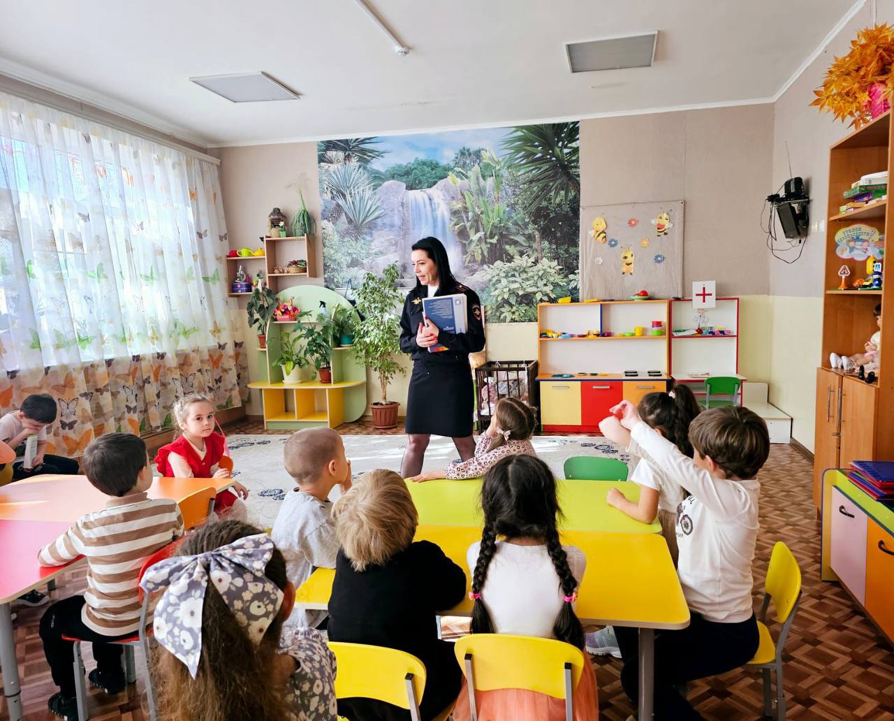 В рамках «Месяца безопасности дорожного движения» сотрудники Госавтоинспекции Отдела МВД России по г. Черкесску провели в средней группе детского сада г.Черкесска «Огонёк» познавательную викторину «Азбука безопасности» В рамках «Месяца безопасности дорожного движения» сотрудники Госавтоинспекции Отдела МВД России по г. Черкесску провели в средней группе детского сада г.Черкесска «Огонёк» познавательную викторину «Азбука безопасности»