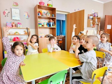 В рамках «Месяца безопасности дорожного движения» сотрудники Госавтоинспекции Отдела МВД России по г. Черкесску провели в средней группе детского сада г.Черкесска «Огонёк» познавательную викторину «Азбука безопасности»