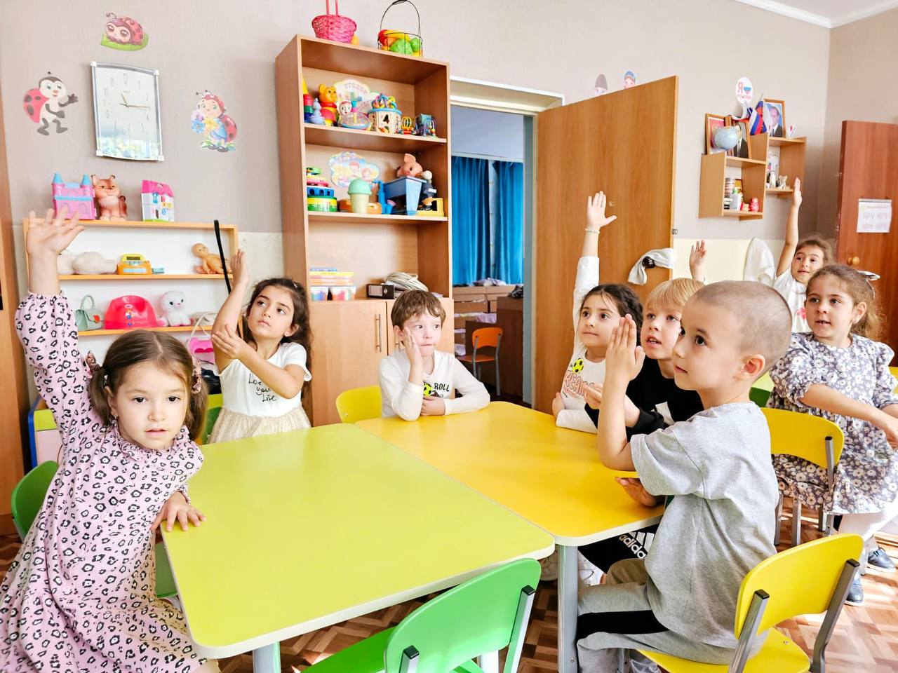 В рамках «Месяца безопасности дорожного движения» сотрудники Госавтоинспекции Отдела МВД России по г. Черкесску провели в средней группе детского сада г.Черкесска «Огонёк» познавательную викторину «Азбука безопасности»