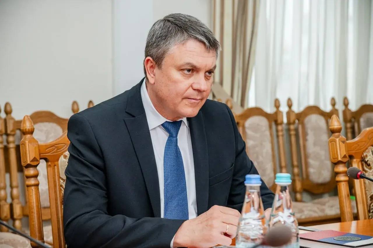 Сегодня в Луганске состоялась рабочая встреча Главы КЧР Рашида Темрезова с Главой ЛНР Леонидом Пасечником Сегодня в Луганске состоялась рабочая встреча Главы КЧР Рашида Темрезова с Главой ЛНР Леонидом Пасечником