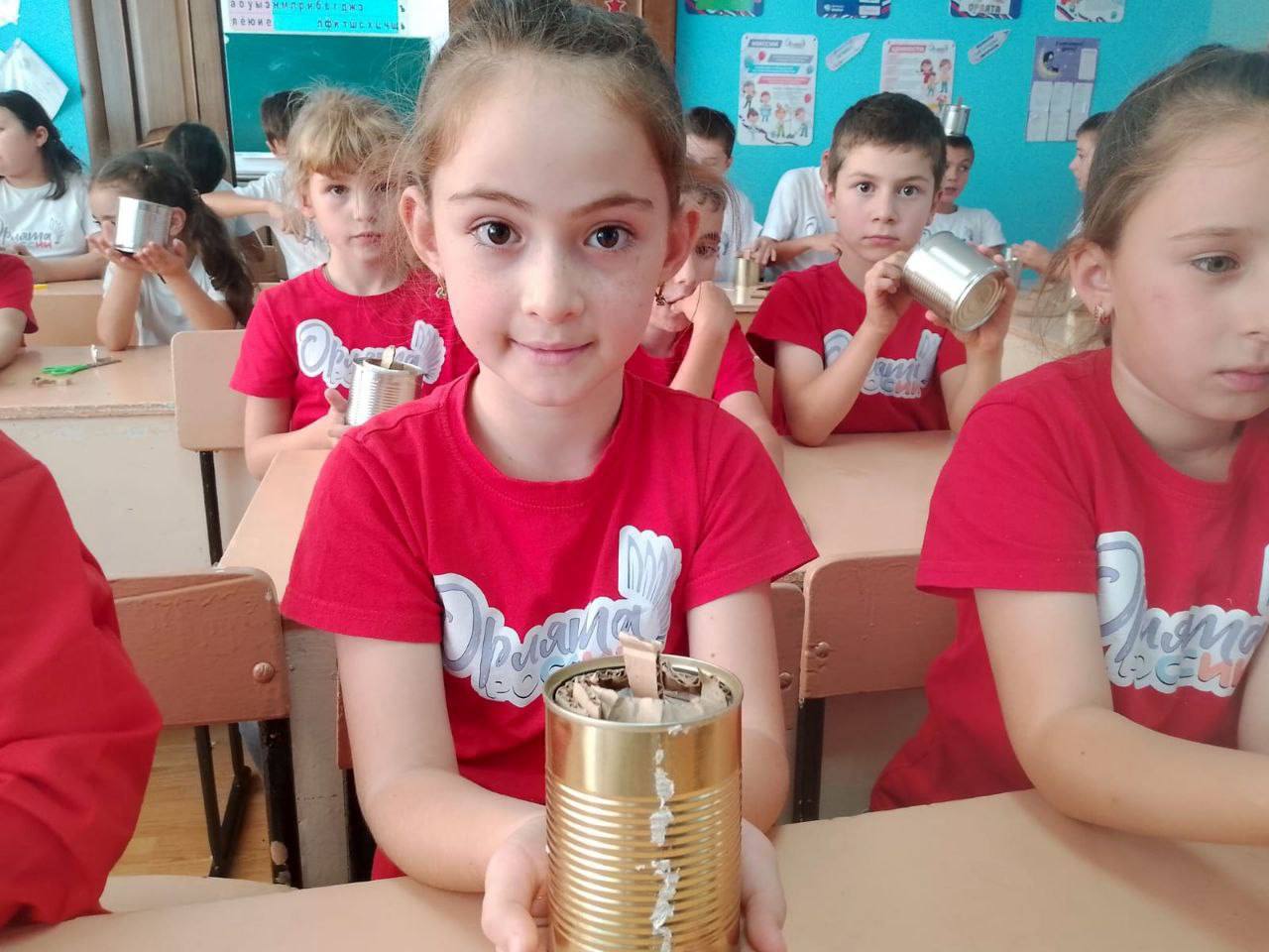 Юные жители Карачаево-Черкесии показывают, как важно с детства понимать ценность поддержки и благодарности тем, кто защищает Родину Юные жители Карачаево-Черкесии показывают, как важно с детства понимать ценность поддержки и благодарности тем, кто защищает Родину