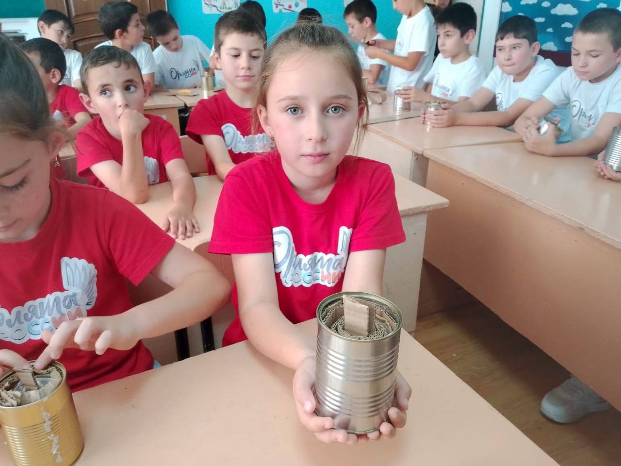 Юные жители Карачаево-Черкесии показывают, как важно с детства понимать ценность поддержки и благодарности тем, кто защищает Родину Юные жители Карачаево-Черкесии показывают, как важно с детства понимать ценность поддержки и благодарности тем, кто защищает Родину