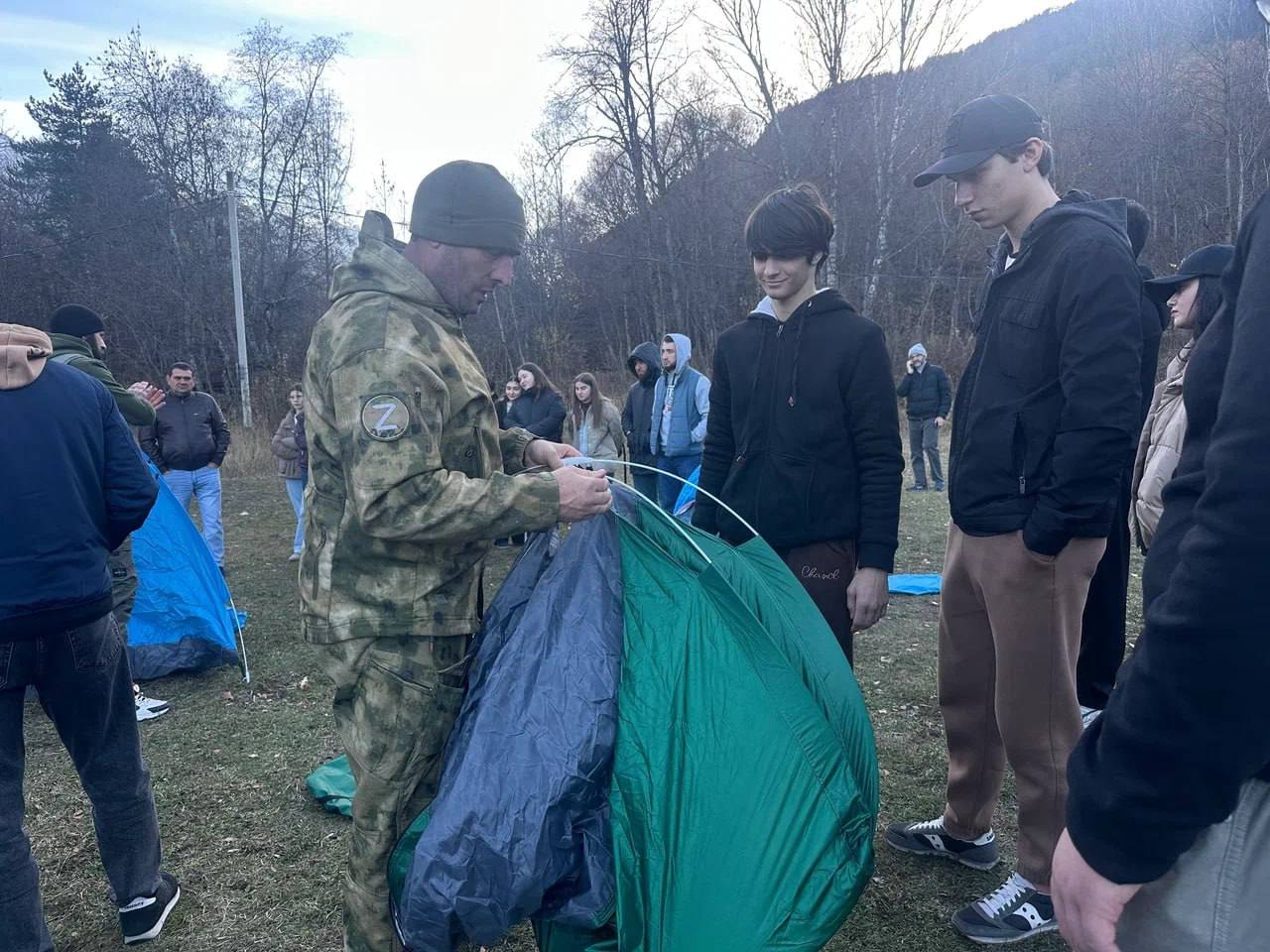 По поручению Главы Карачаево-Черкесии Рашида Темрезова министерство по делам молодежи КЧР продолжает проводить командообразующие мероприятия для участников образовательной программы кадрового конкурса «Герои...