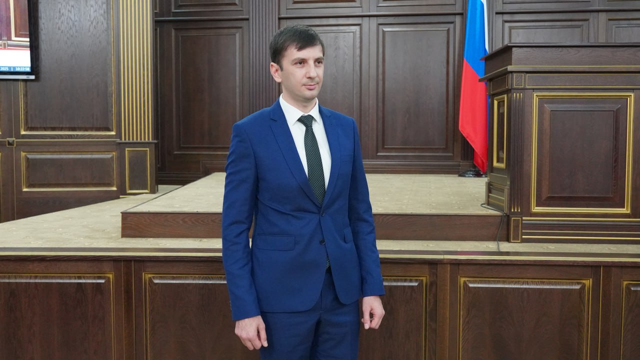 Назначены мировые судьи. На 15 сессии Парламента Карачаево-Черкесии одобрены кандидатуры на должности мировых судей, представленные и.о. Председателя Верховного суда КЧР Муридом Шоровым Назначены мировые судьи. На 15 сессии Парламента Карачаево-Черкесии одобрены кандидатуры на должности мировых судей, представленные и.о. Председателя Верховного суда КЧР Муридом Шоровым