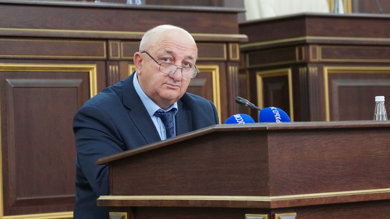 Назначены мировые судьи. На 15 сессии Парламента Карачаево-Черкесии одобрены кандидатуры на должности мировых судей, представленные и.о. Председателя Верховного суда КЧР Муридом Шоровым