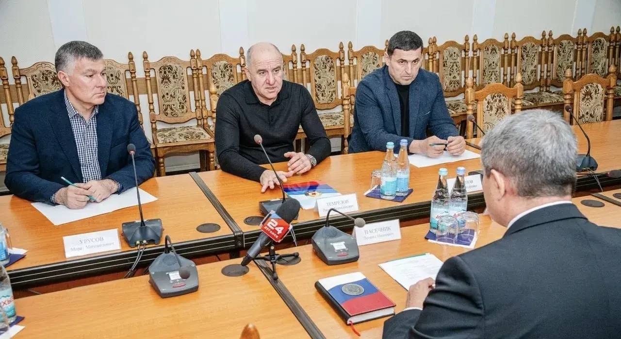 Сегодня в Луганске состоялась рабочая встреча Главы КЧР Рашида Темрезова с Главой ЛНР Леонидом Пасечником