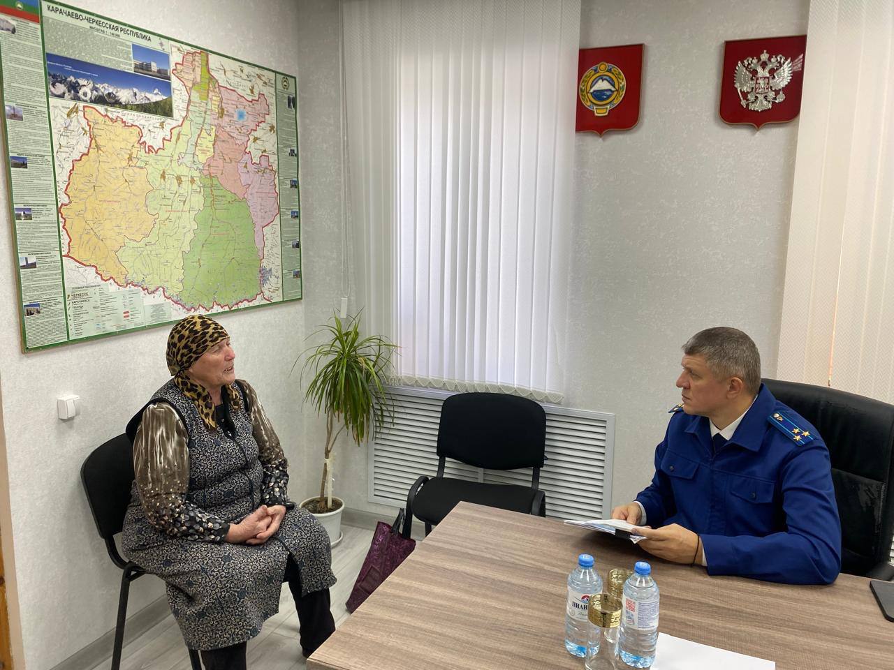 Заместитель прокурора Карачаево-Черкесской Республики Дмитрий Кривошеев провел выездной личный прием жителей Усть-Джегутинского района Заместитель прокурора Карачаево-Черкесской Республики Дмитрий Кривошеев провел выездной личный прием жителей Усть-Джегутинского района