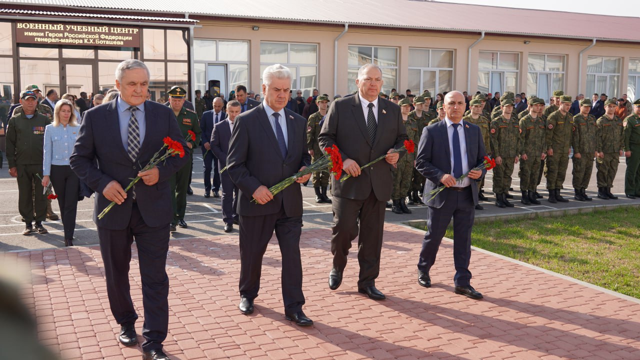 В рамках визита в Карачаево-Черкесию делегации парламентариев Совета Федерации и Республики Южная Осетия посетили Военный учебный центр имени Героя России Канамата Боташева, созданный на базе Северо-Кавказской... В рамках визита в Карачаево-Черкесию делегации парламентариев Совета Федерации и Республики Южная Осетия посетили Военный учебный центр имени Героя России Канамата Боташева, созданный на базе Северо-Кавказской...
