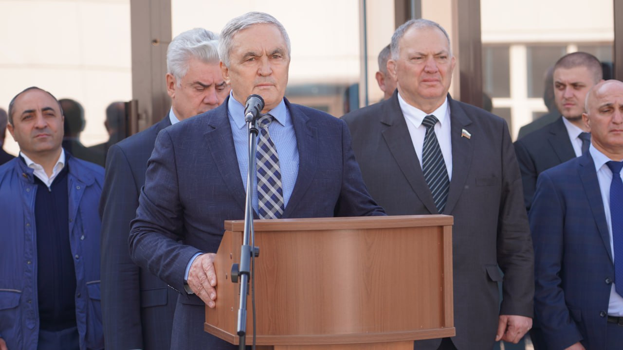 В рамках визита в Карачаево-Черкесию делегации парламентариев Совета Федерации и Республики Южная Осетия посетили Военный учебный центр имени Героя России Канамата Боташева, созданный на базе Северо-Кавказской... В рамках визита в Карачаево-Черкесию делегации парламентариев Совета Федерации и Республики Южная Осетия посетили Военный учебный центр имени Героя России Канамата Боташева, созданный на базе Северо-Кавказской...