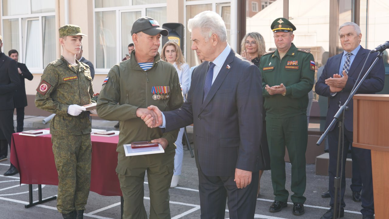 В рамках визита в Карачаево-Черкесию делегации парламентариев Совета Федерации и Республики Южная Осетия посетили Военный учебный центр имени Героя России Канамата Боташева, созданный на базе Северо-Кавказской... В рамках визита в Карачаево-Черкесию делегации парламентариев Совета Федерации и Республики Южная Осетия посетили Военный учебный центр имени Героя России Канамата Боташева, созданный на базе Северо-Кавказской...