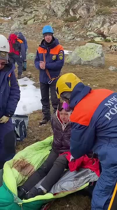 Спасатели МЧС России эвакуировали туристов с ледяного склона Карачаево-Черкесии