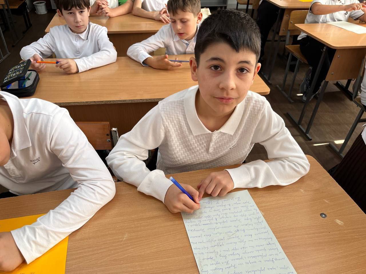 Акция «СВОих не бросаем» снова объединила школьников Черкесска Акция «СВОих не бросаем» снова объединила школьников Черкесска