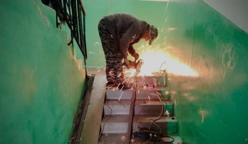 По поручению Главы КЧР Рашида Темрезова в одном из многоквартирных домов Черкесска началась установка пандуса